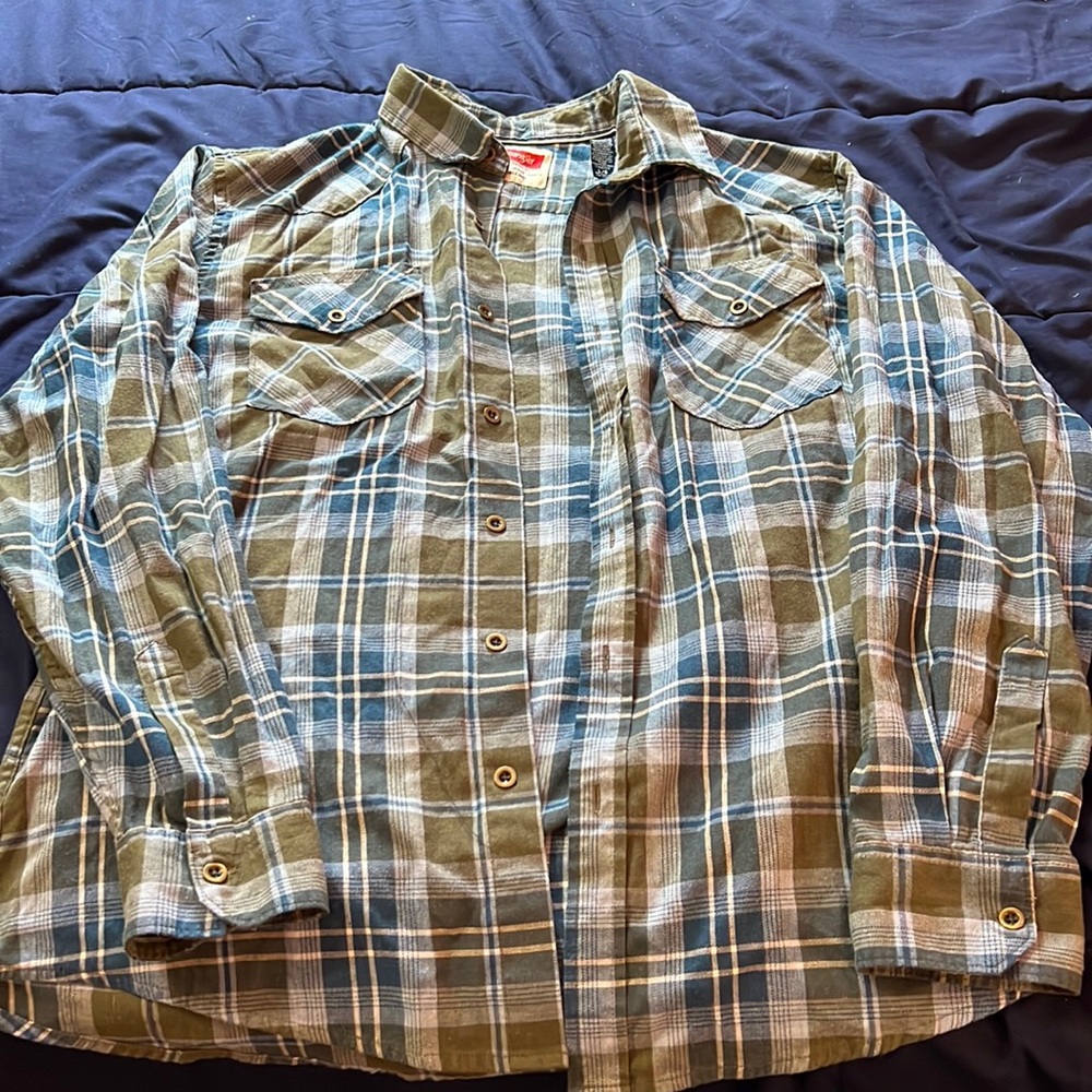 Wrangler Plaid Long Sleeve Button Up Shirt